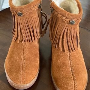 EUC Women’s Minnetonka’s size 7. Brown with fringe side zipper inner fur. CLEAN!